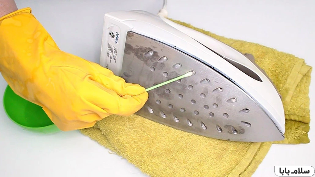 چگونه پلاستیک چسبیده به کف اتو را تمیز کنیم؟